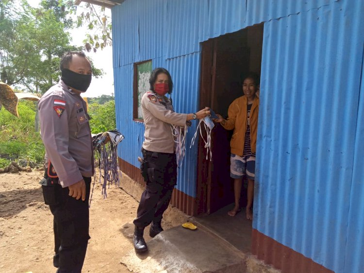 Cegah Covid-19, Pasangan Suami Istri Anggota Polri Polres TTS Bagikan Masker Kepada Warga