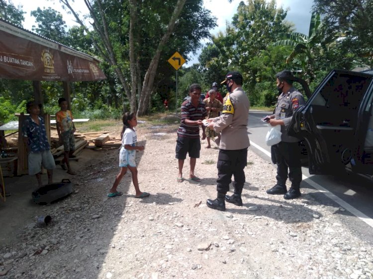 Cegah Covid-19, Kapolres  TTS dan Instansi Terkait Bagikan Masker Kepada Warga