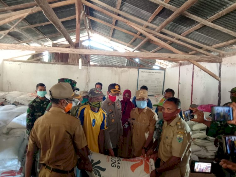 Bersinergi, TNI-Polri dan Stake Holder di Polres TTS Bagikan Bansos Kepada Warga