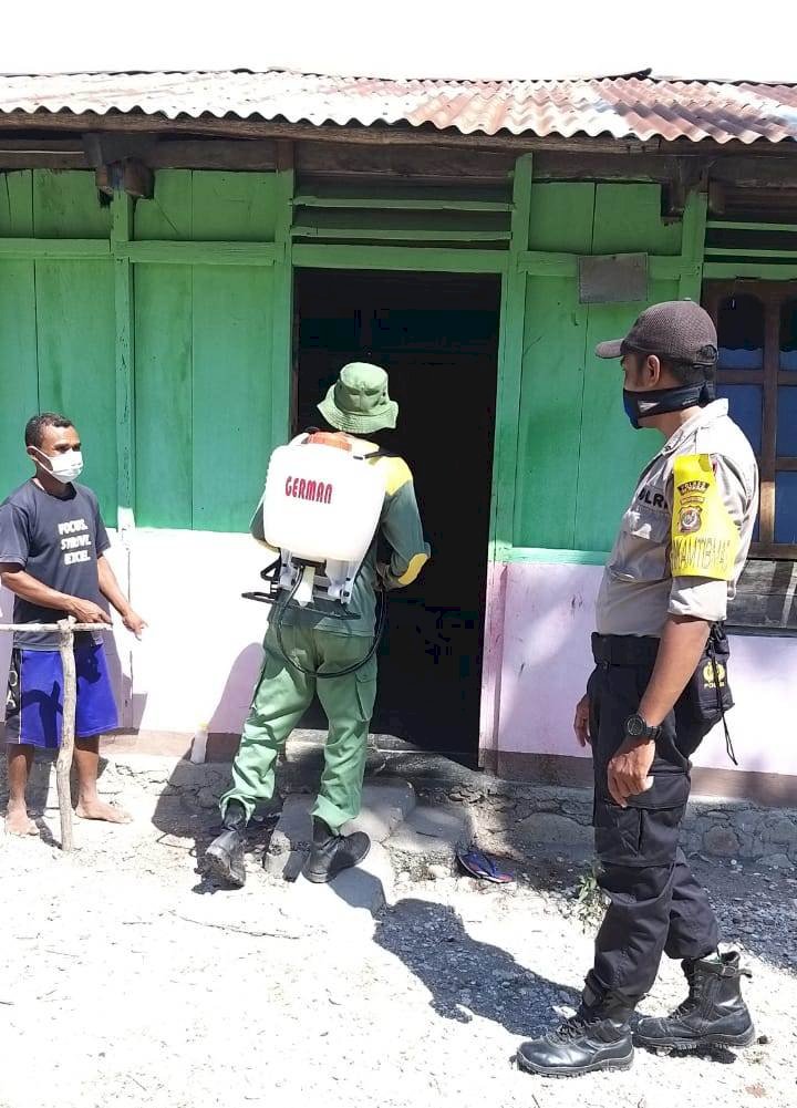 Penyemprotan Disinfektan, Bhabinkamtibmas Polsek Kualin Melaksanakan Pendampingan