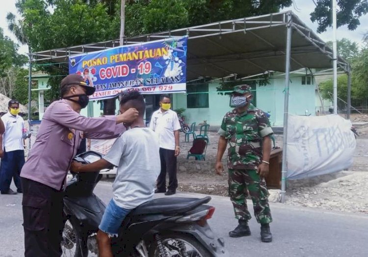 Kapolsek Amanuban Selatan Bersama Unsur Forkopinca dan Anggota DPRD Kab. TTS Bagikan Masker Kepada Warga