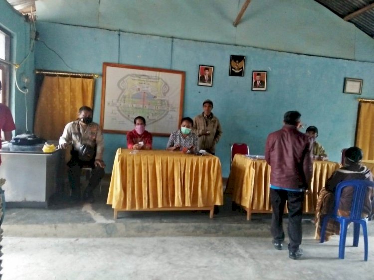 Pantau pembagian Bansos, Kapolsek Kie Imabau Cegah Covid-19
