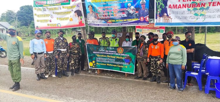 Bantuan Masker dari Komunitas GP Ansor Kab. TTS, Personil Ops Ketupat bagikan Kepada Warga