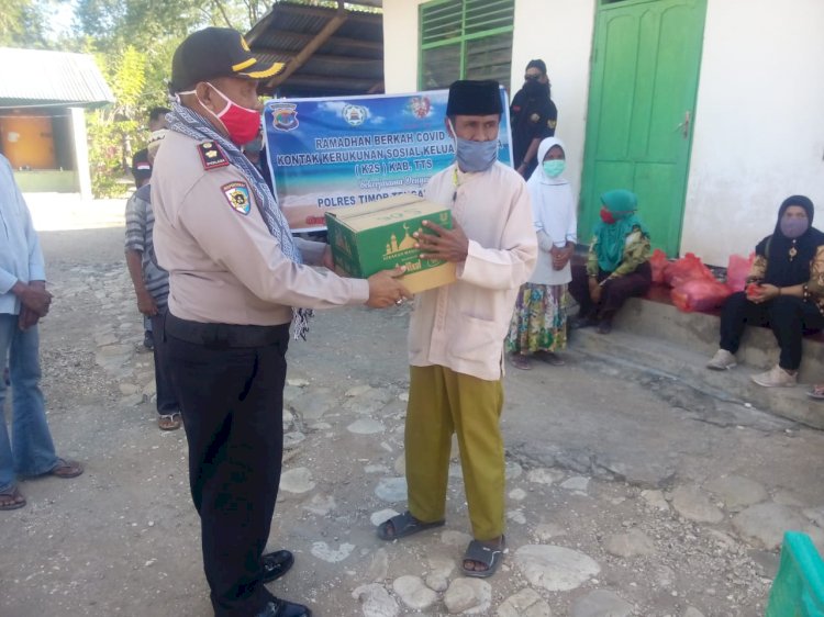 Dukung Pembagian Bansos, Waka Polres TTS Turut Hadir