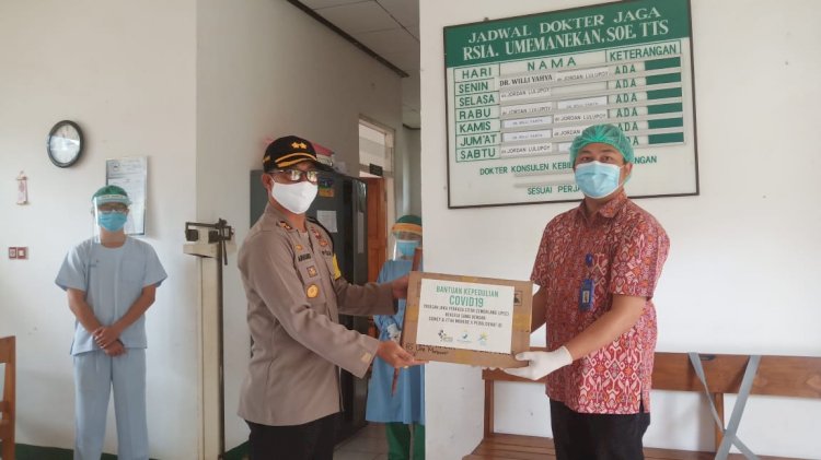 Peduli Petugas Medis, Kapolres TTS Serahkan APD di RSIA Umemanekan Soe