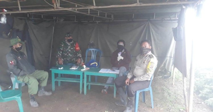 Bhabinkamtibmas Pol Sub Sektor Fatumnasi Pantau Posko Penanganan Covid -19