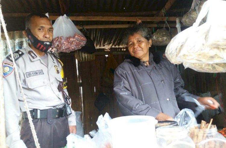 Bhabinkamtibmas Pos Sub Sektor Paris Sambang ke Pedagan Lapak Sayuran