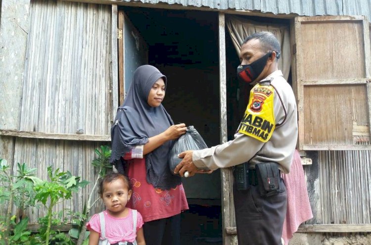 Peduli Kasih, Bhabinkamtibmas Bagi Sembako Kepada Warga Binaannya