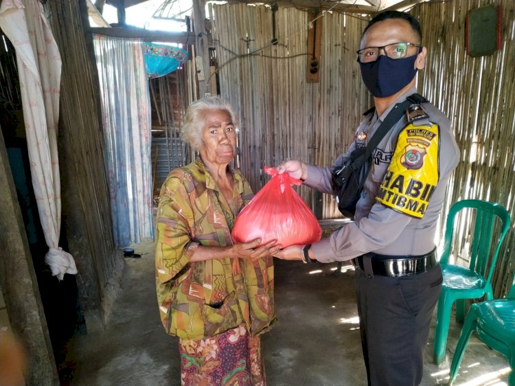 Polri Peduli Covid-19 , Bhabinkamtibmas Salurkan Bantuan Beras Dari Kapolri Kepada Warga Yang Terdampak Covid-19