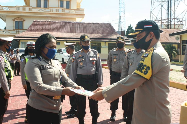 Bhayangkari Cabang TTS Peduli, Berikan Masker dan Suplemen Untuk Personil Polri