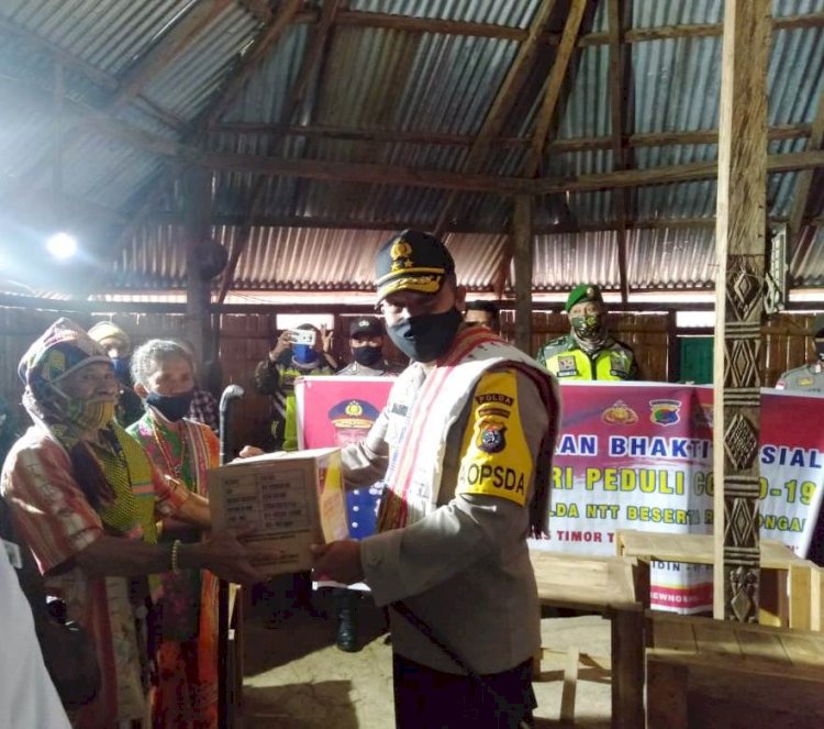 Polri Peduli Covid-19, Kapolda NTT Beri Sembako dan Bantuan APD di Kecamatan Fatumnasi