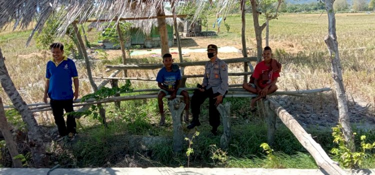 Kapolsek Amanuban Selatan Patroli dan Sambang Sampaikan Pesan Kamtibmas Kepada Warga
