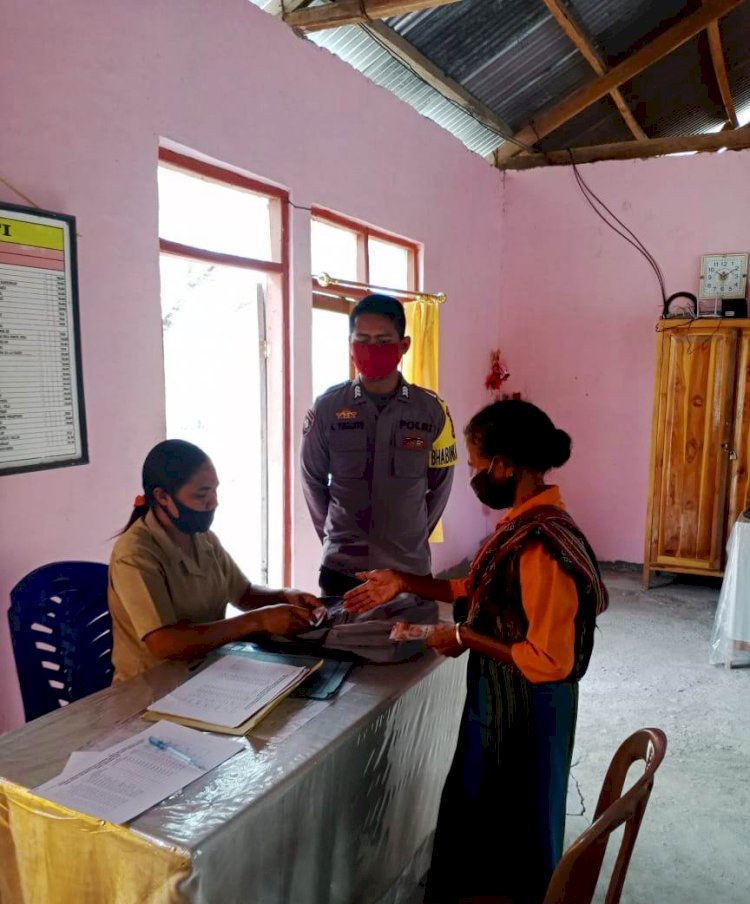 Bhabinkamtibmas Polsek Batu Putih Pantau penyaluran BLT DD