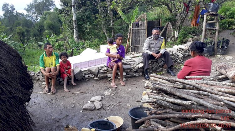 Jalin Komunikasi Dengan Warga, Bhabinkamtibmas Kunjungi Desa Binaannya