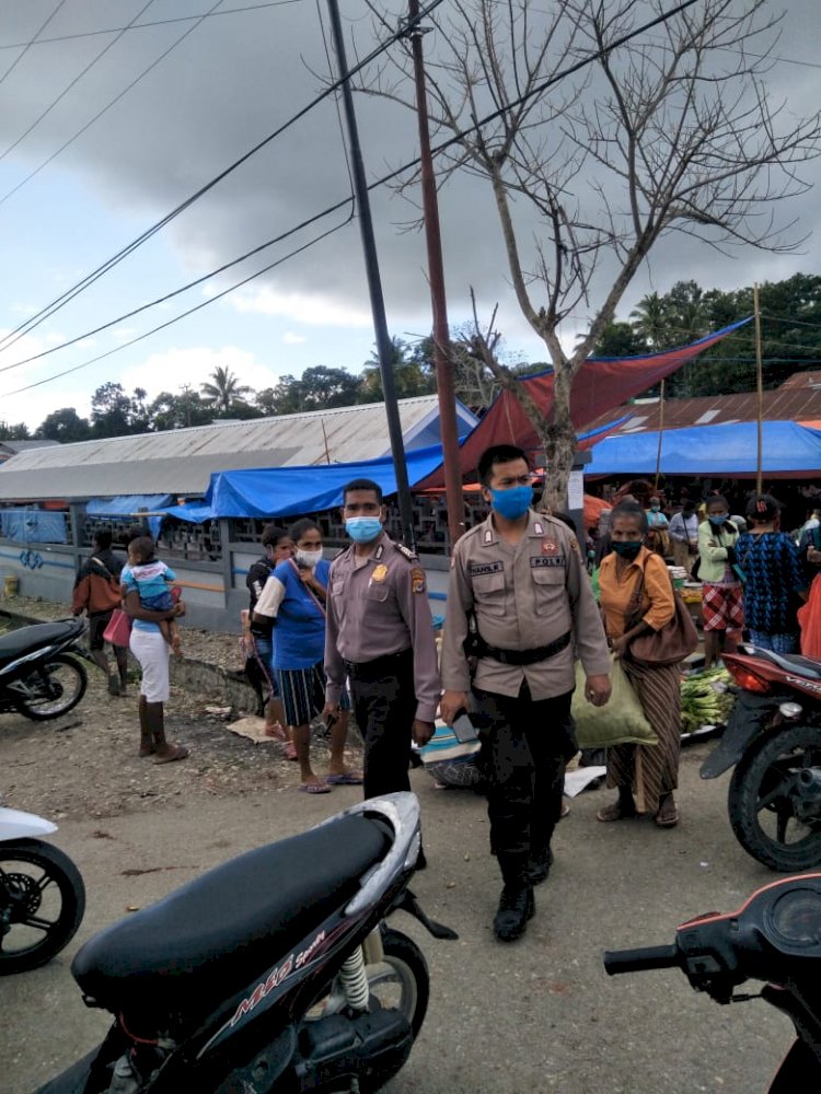 Patroli ke Pasar Mingguan, Personil Polsek Amanuban Tengah Inbau warga Cegah Covid-19