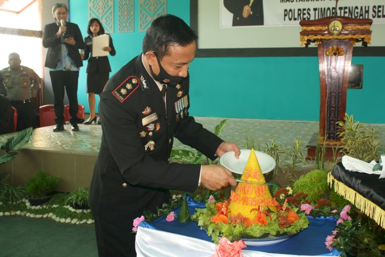 Pemotongan Tumpeng Warnai Syukuran Hari Bhayangkara ke 74 di Polres TTS