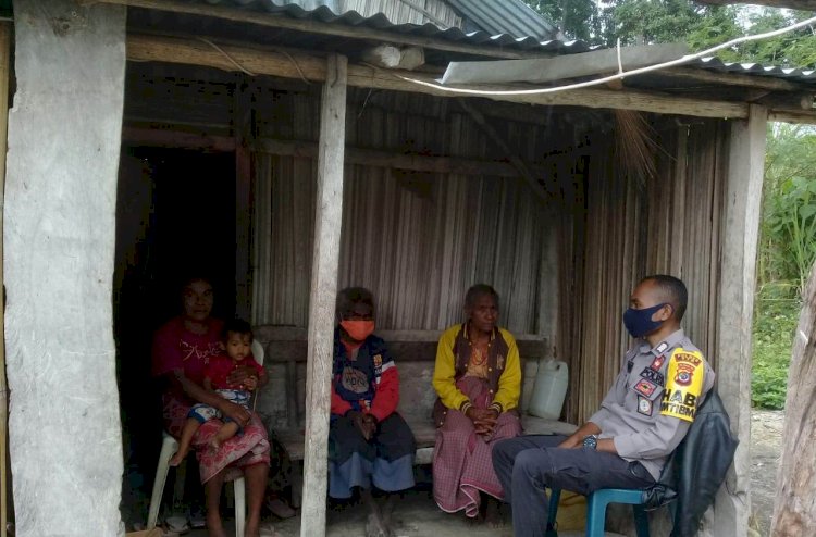 Cegah Corona, Bhabinkamtibmas Polsek Amanatun Selatan Sambangi Warga Sampaikan Imbauan