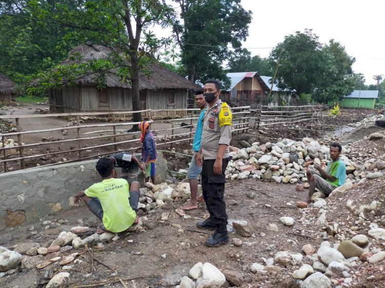 Sambangi Pekerja  Saluran Air,  Bhabinkamtibmas Imbau  Turut Serta Jaga Kamtibmas