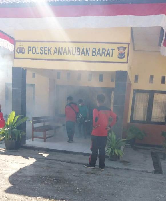 Cegah DBD, Polsek Batu Putih Melaksanakan Kegiatan Fogging