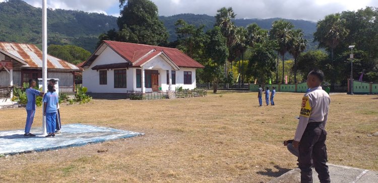 Personil Polsek Kolbano Latih Para Siswa Pengibar Bendera Merah Putih Tingkat Kecamatan