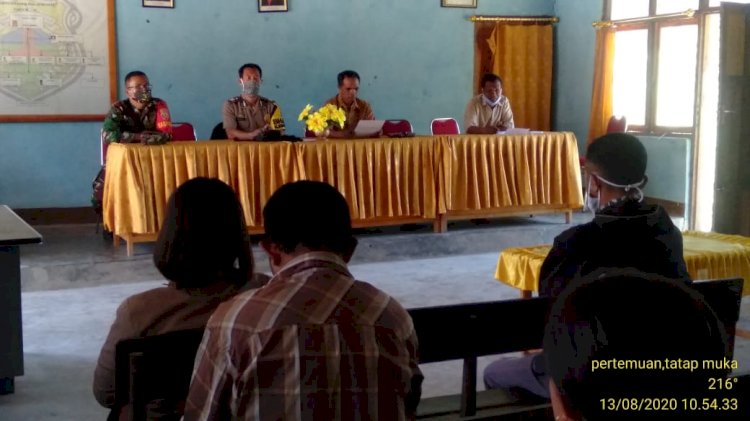 Bhabinkamtibmas  Sampaikan Pesan Kamtibmas  Saat Rapat Bersama Perangkat Desa