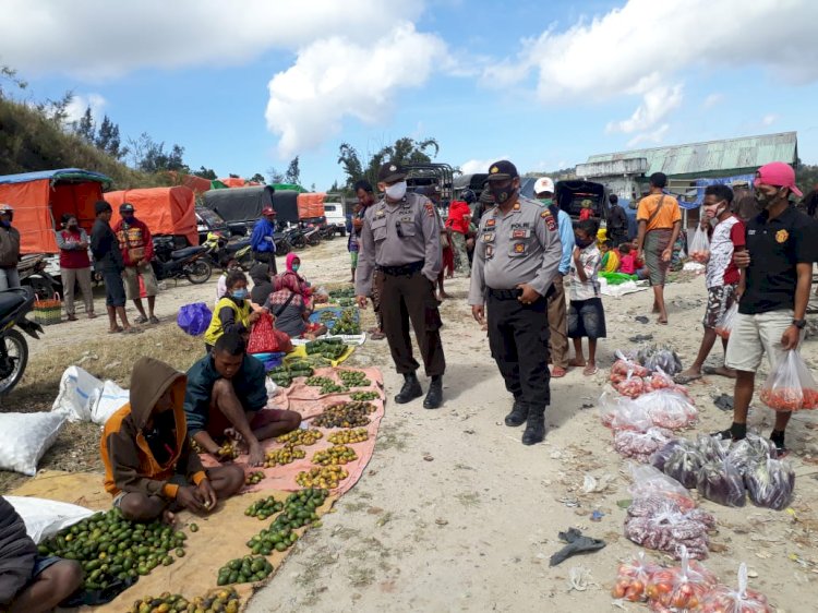 Jaga Sitkamtibmas Agar Tetap Aman Kondusif, Kapolsek Patroli Sambang di Pasar Mingguan