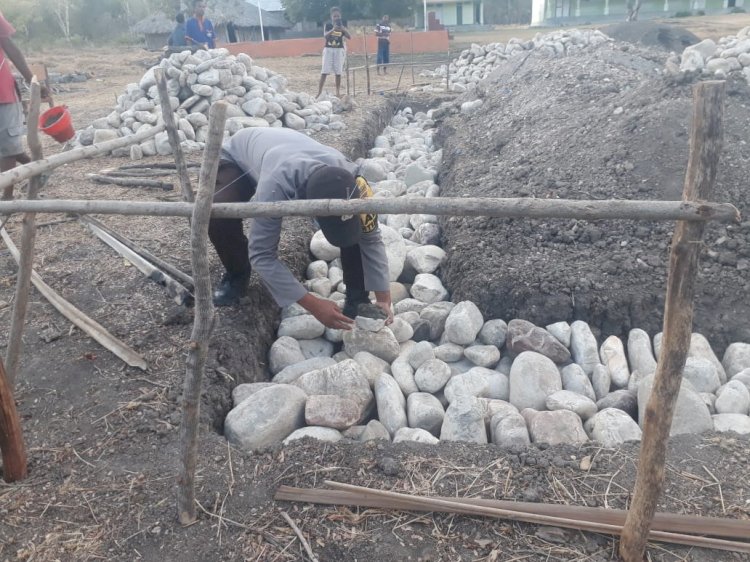 Meningkatkan Silaturahmi, Bhabinkamtibmas Polsek Amanuban Selatan Hadiri Peletakan Batu Pertama Pembangunan Gedung Sekolah