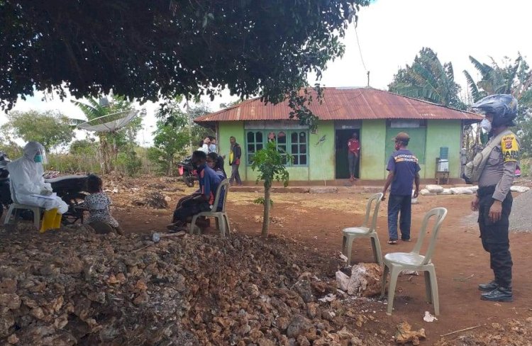 Bhabinkamtibmas Pol Sub Sektor Neonmat Dampingi Petugas Kesehatan Periksa Warga PP