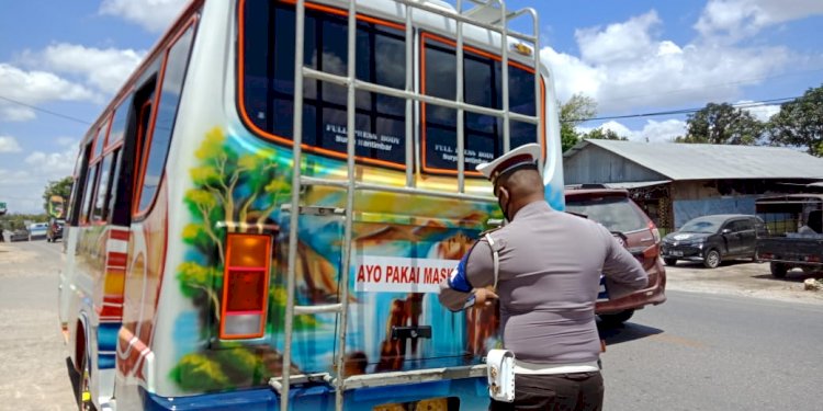 Tempel Stiker, Sat Lantas Polres TTS Imbau Warga Gunakan Masker