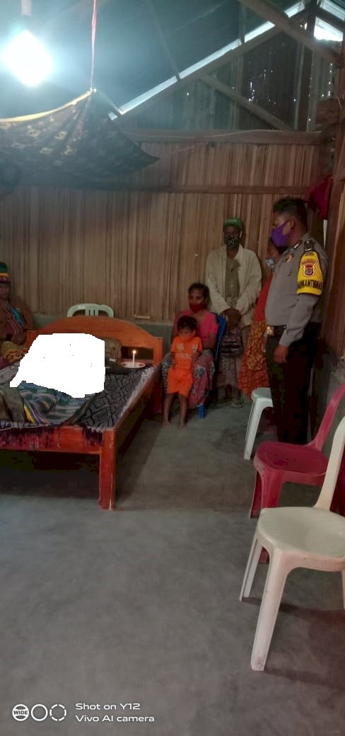 Turut Berbela Sungkawa, Bhabinkamtibmas Melayat Ke Rumah Warga
