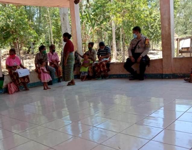 Cegah Penyebaran Covid-19, Bhabinkamtibmas Imbau Warga Desa Patuhin Protokol Kesehatan