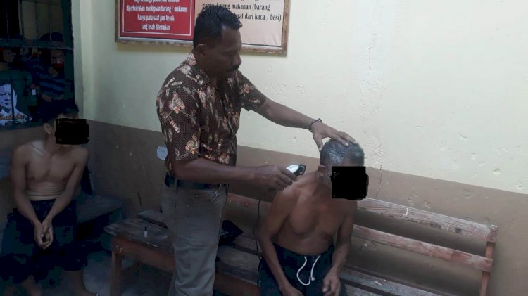 Demi kerapian , Sekali Sebulan Tahanan Polres TTS Dapat Jatah Potong rambut