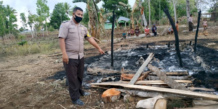 Warga Binaannya Mengalami Musibah kebakaran Rumah, Bhabinkamtibmas Datangi Lokasi Kebakaran