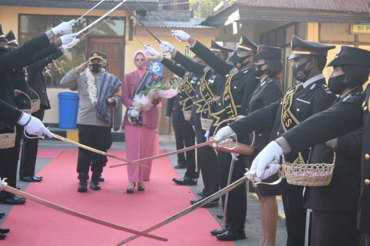 Tradisi Pedang Pora, Polres TTS Sambut Pejabat Baru Kapolres TTS