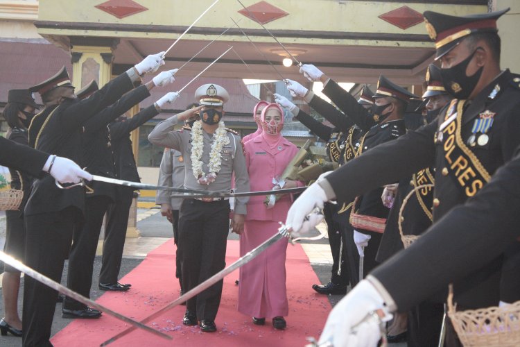Polres TTS Gelar Upacara Pelepasan Pejabat Lama Kapolres TTS