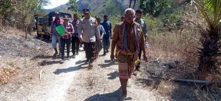 Sejumlah Personil Polres TTS Dikerahkan Melaksanakan Pengamanan pengecekan  Batas Tanah Sengketa