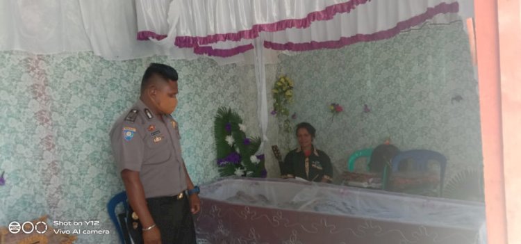 Warga Binaannya Mengalami Duka, Bhabinkamtibmas Sambang ke Rumah Duka