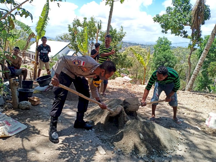 Tingkatkan Sinergitas , Bhabinkamtibmas Gotong Royong Bersama Warga