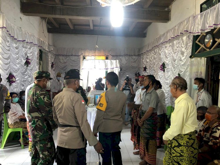 Turut Berduka Cita, kapolres TTS Melayat ke Rumah Tokoh Adat