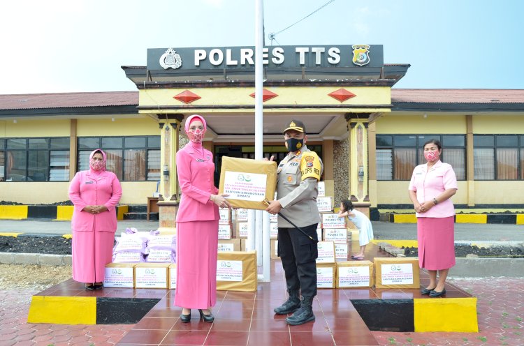 Peduli Lembata, Polres TTS dan Bhayangkari TTS Salurkan Bansos