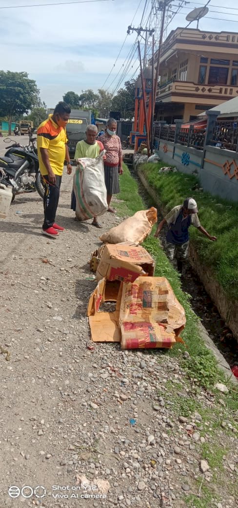Peduli Kebersihan, Bhabinkamtibmas Ajak Warga Bersihkan Sampah
