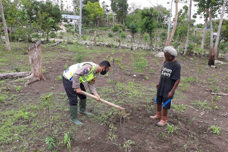 Temui Warga Saat Bersihkan Lahan , Bhabinkamtibmas Turut Membantu