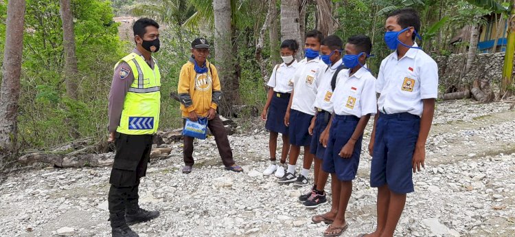 Sambangi Para Pelajar SMP , Bhabinkamtibmas Ajak Patuhi Prokes