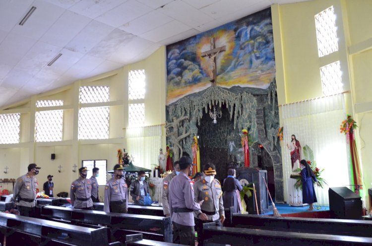 Kapolres TTS Pimpin langsung Sterilisasi Gereja Yang Akan Digunakan Perayaan Natal 2020