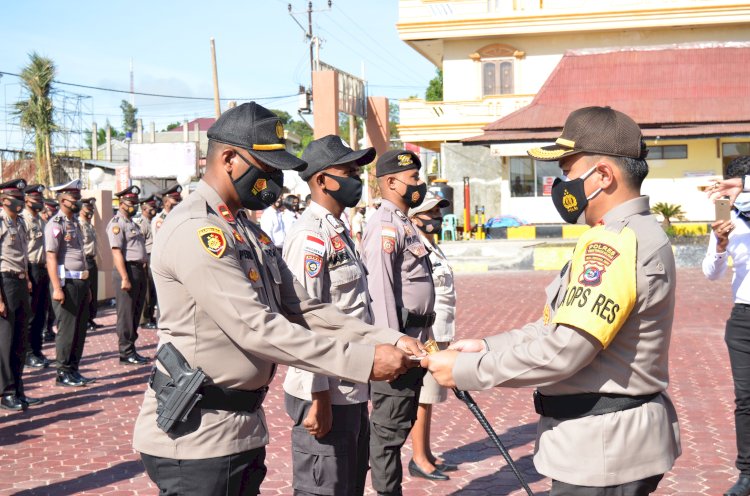 4  Personil Berprestasi, Kapolres TTS Beri Penghargaan