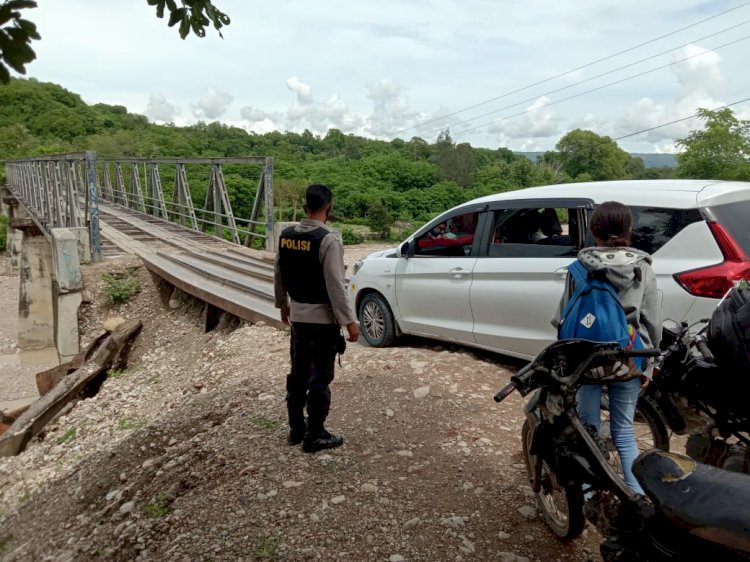 Pantau Jalan Rusak, Angggota Polsek Amanuban Timur Ingatkan Pengguna Jalan Agar Berhati-hati