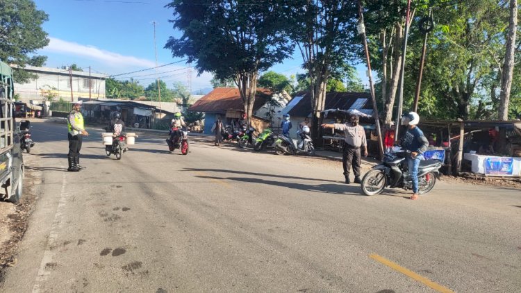 Gatur Lantas Pagi, Personil Polres TTS Imbau Pengguna Jalan Patuhi Protokol Kesehatan