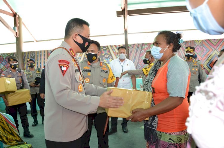 Bentuk Kepedulian Polri, Saat Kunker ke Polres TTS, Kapolda NTT Serahkan Bantuan Sembako Kepada Masyarakat Besipae