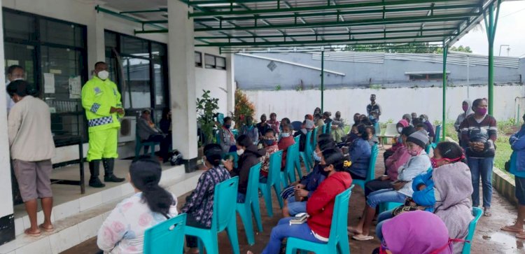 Pentingnya Cegah Penyebaran Covid-19, Kanit Dikyasa Sat Lantas Polres TTS Beri Imbauan Kepada Warga