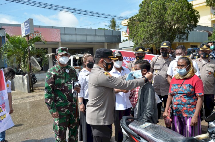 Perangi Covid-19, Kapolres TTS Pimpin Bagi Masker dan Semprot Disinvektan